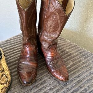 Size 9 men’s lizard cowboy boots.
